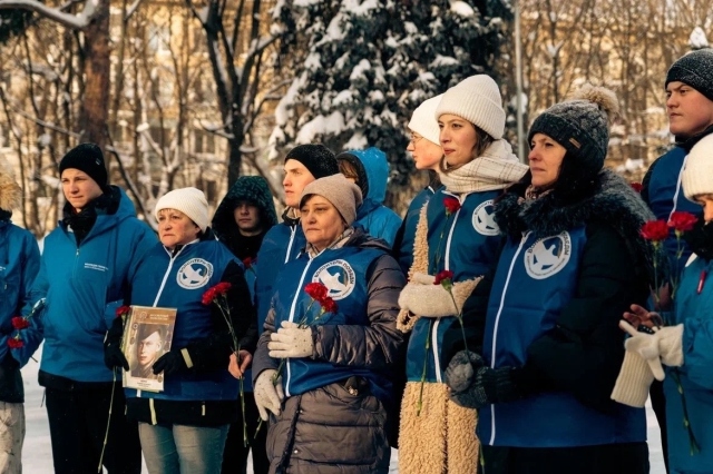 Возложение цветов в память о геноциде советского народа