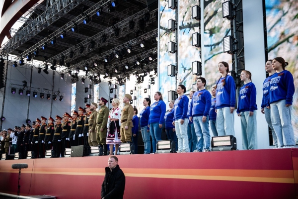 100 нижегородцев исполнили песню «День Победы» на концерте-фестивале «Военные песни у Кремля»