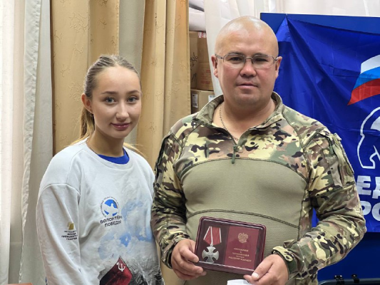 Волонтёры Победы поздравили участника СВО с наградой «Орден Мужества»