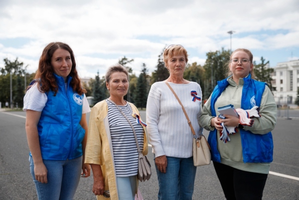 Гордимся своим флагом: патриотическая акция в преддверии праздника прошла в Самаре