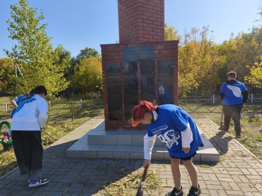 Волонтёры Победы благоустраивают памятные места