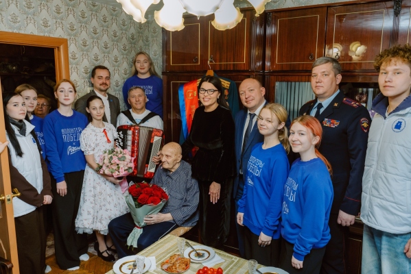 Волонтёры Победы поздравили со 100-летием ветерана Великой Отечественной войны Геннадия Луканова