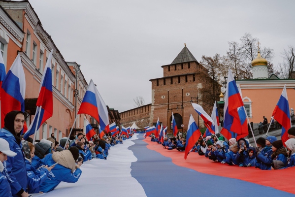 В День народного единства 600 нижегородцев развернули у стен Кремля 100-метровый российский триколор