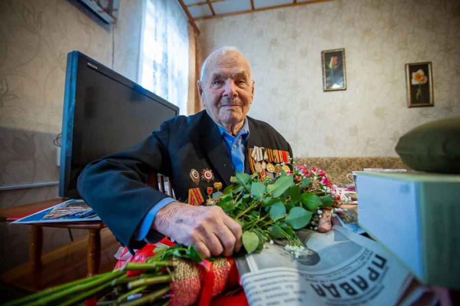 День рождения ветерана вов. Подарок ветерану. Парад одного ветерана Смоленск.