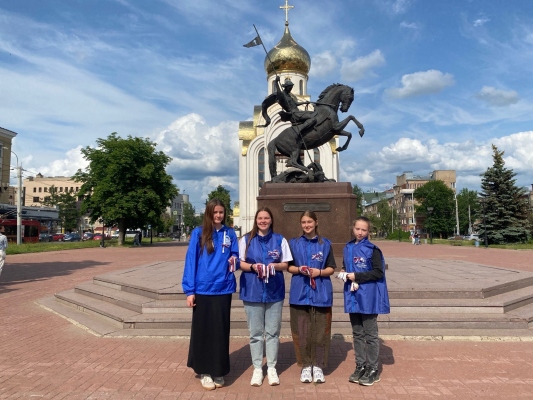 В День России Волонтёры Победы раздали ленты с изображением российского триколора в Иваново!