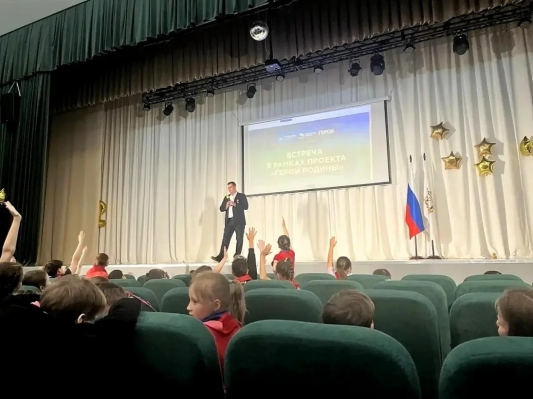 Встреча школьников с ветераном СВО Александром Курицыным прошла в школе №189