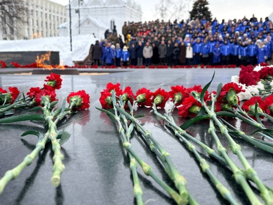 В канун Дня защитника Отечества более 300 нижегородцев возложили цветы к Вечному огню в Нижегородском кремле