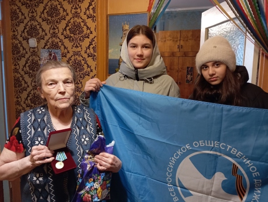 Медали и истории Победы: школьникам Мончегорска рассказали о судьбах детей военного поколения!