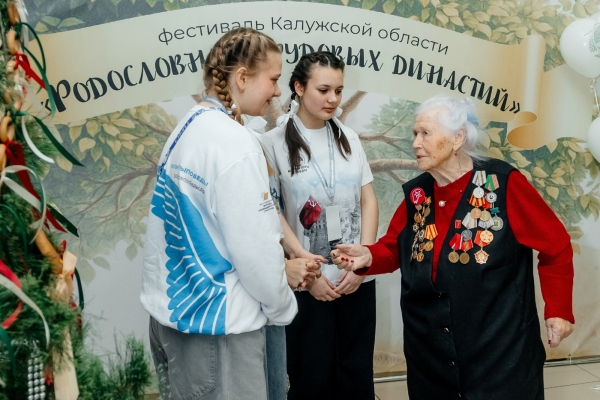 Трудовая слава семей: Волонтёры Победы помогли провести фестиваль в честь трудовых династий