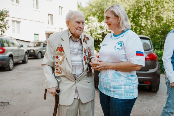 Волонтёры Победы поздравили со 100-летним юбилеем ветерана Великой Отечественной войны Александра Большакова