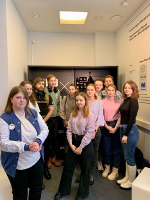 Волонтеры Победы Москвы посетили выставку «За лентой»