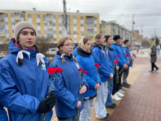 Волонтёры Победы возложили цветы к Могиле Неизвестного солдата