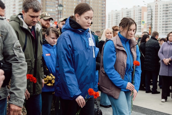 В Курске почтили память героев, защитивших мирных жителей от агрессии ВСУ: церемония возложения цветов на проспекте Победы