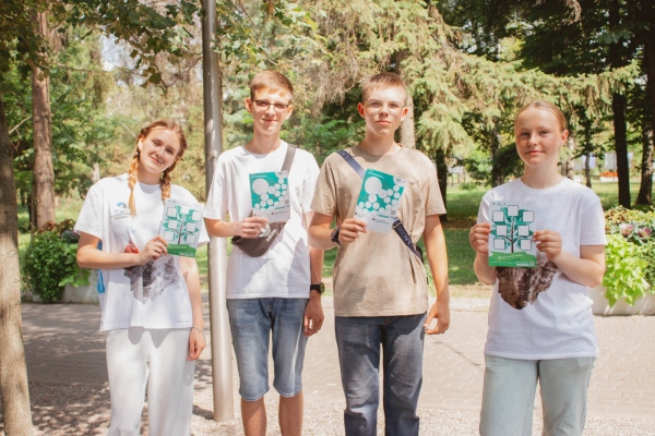 Через историю семьи — к истории страны: Волонтёры Победы объединили поколения в День семьи, любви и верности