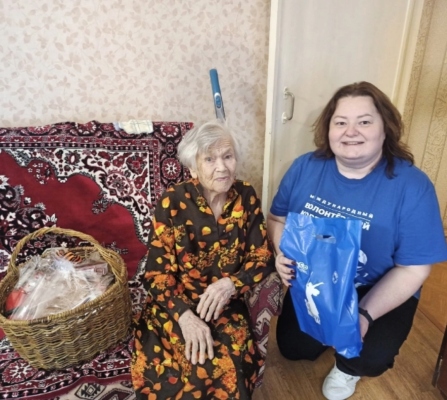 Герои принимают поздравления от Волонтёров Победы с наступающим Днём Победы