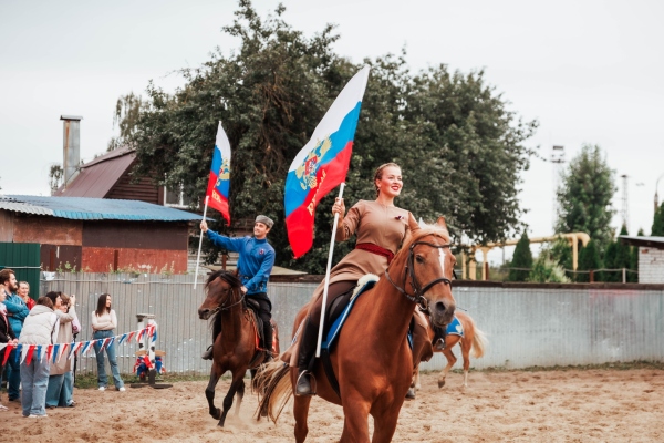 Более 200 человек из многодетных семей и семей участников СВО посетили конное представление в День флага