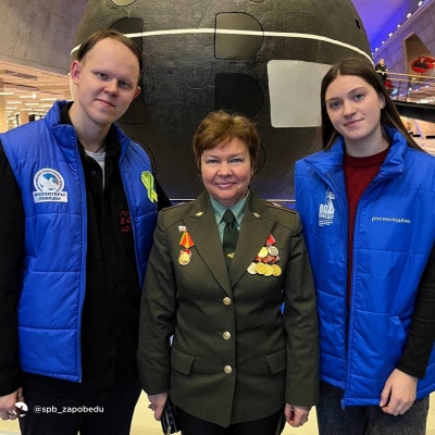 Наши добровольцы сопроводили ветеранов-моряков и морпехов в Кронштадте