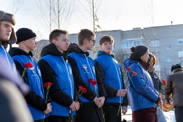 Волонтёры Победы приняли участие в церемонии возложения цветов, приуроченной к годовщине начала специальной военной операции
