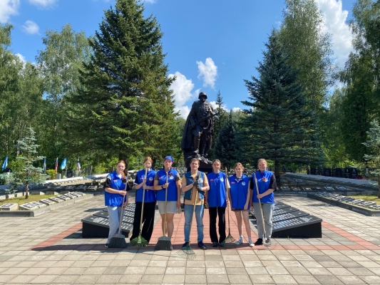 Волонтёры Победы провели субботник на воинском захоронении в местечке Балино