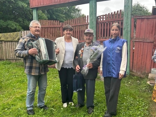 С праздником, дорогой Герой!