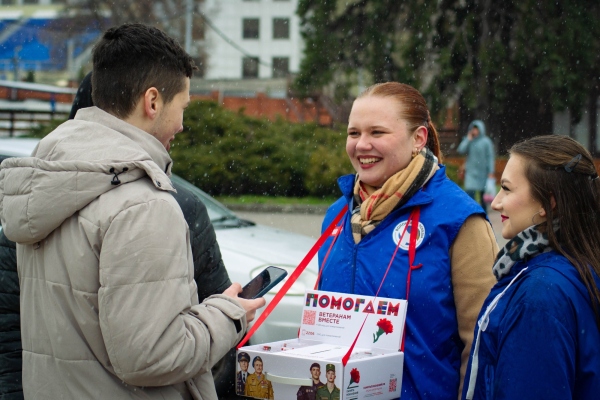 В Курске дали старт Всероссийской акции «Красная гвоздика»: каждый может помочь ветеранам