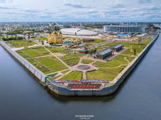 500 нижегородцев растянули 100-метровый российский триколор на Стрелке в честь предстоящего Дня России